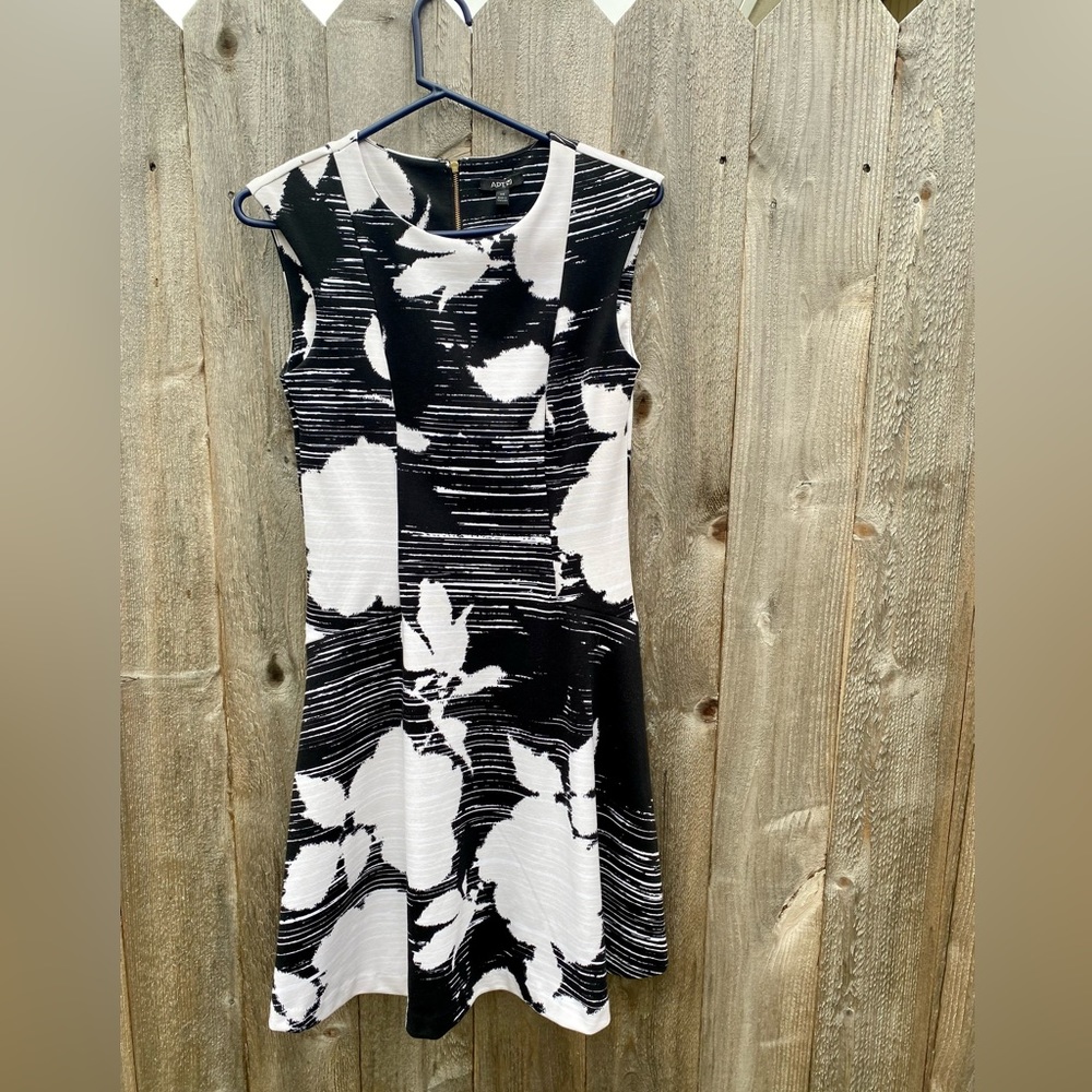 NWT- Cute and casual slightly stretchy sleeveless dress